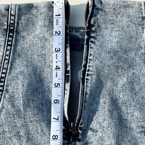Free People Modern Femme Novelty Mini Indigo Acid Wash Denim Skirt Size: 6 - Picture 9 of 13